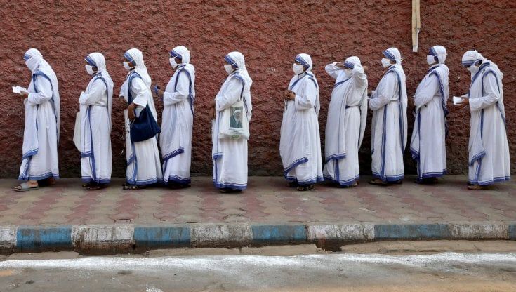 Coronavirus nel mondo, Oms ai Paesi Ue: allentando troppo presto si rischia un'ondata come in India