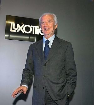 Cassa robusta, Luxottica pronta per lo shopping