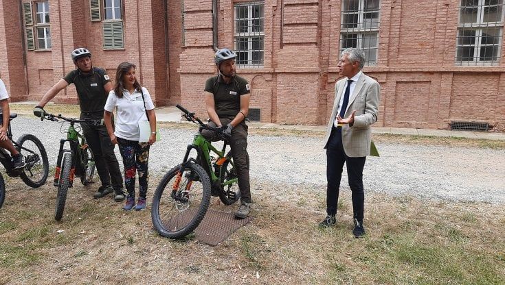 Torino, alla Mandria e a Stupinigi i guardaparco si muovono in bici elettrica. E per gli appassionati spuntano docce e spogliatoi