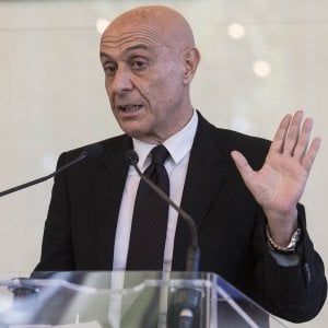 Migranti, Minniti: "Mio obiettivo è chiudere i grandi centri di accoglienza"