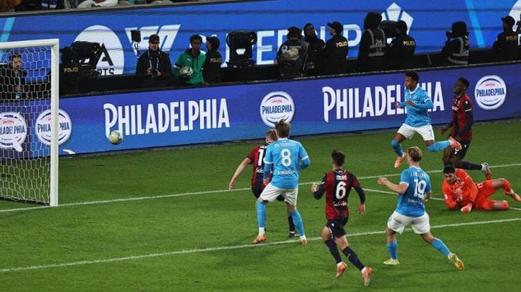 Troppo Napoli, il Bologna si arrende: a Riad 2-0, la Supercoppa va ai partenopei
