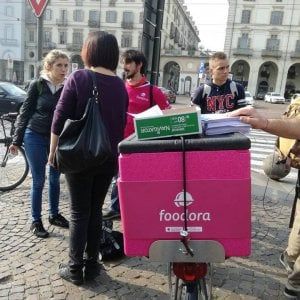 Torino, fattorini in bicicletta scendono in piazza: "Turni a caso e paghe a cottimo"