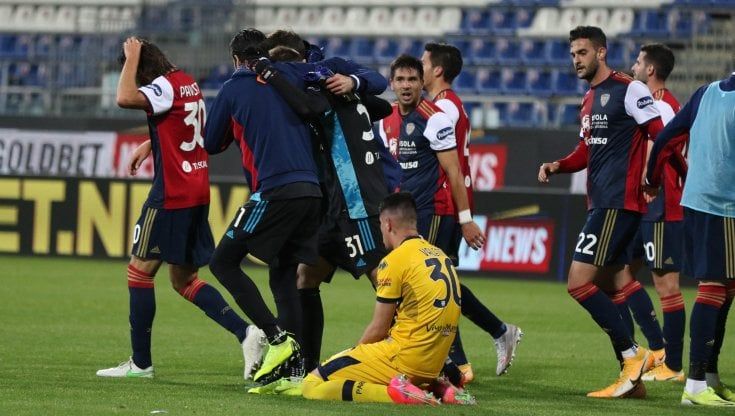 Cagliari-Parma 4-3: Gaston Pereiro e Cerri decidono nel recupero. ducali in ginocchio