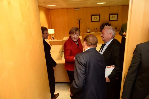 Madrid, Berlusconi e Merkel: la stretta di mano al congresso del Ppe
