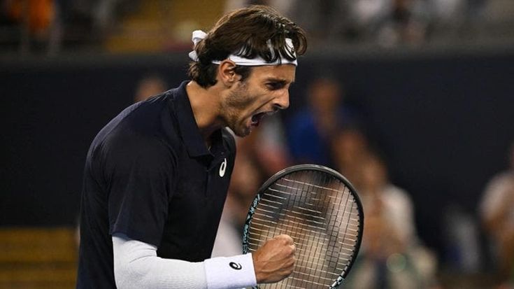 Musetti (fischiato) ai quarti a Pechino, altro passo avanti verso le Finals di Torino. Paolini ok