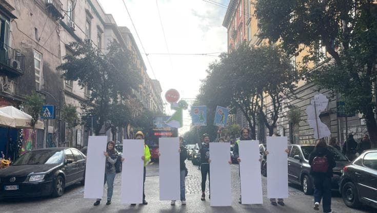 Flash mob: strisce pedonali “umane” davanti alla scuola in via Costantinopoli. “Ripristinatele”
