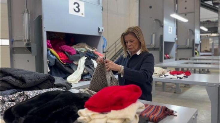 Che fine fanno i vestiti lasciati nei cassoni gialli? Viaggio nell’hub dove arrivano gli abiti da 936 punti di raccolta