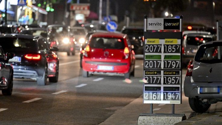 Dal barile alla pompa. Ecco come si forma il prezzo di benzina e diesel in Italia. Il peso del fisco è da record