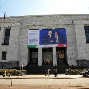 Milano, foto hard di una 15enne sullo smartphone e nel pc: assolto perch&eacute; lei era d'accordo