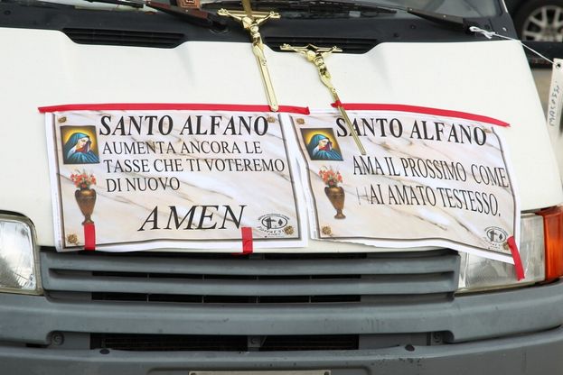 Le immagini della protesta<br />contro il vicepremier Alfano