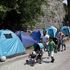 Grecia, le tende dei migranti accanto alle spiagge dei turisti 