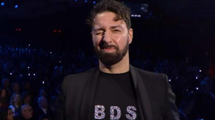 Il giallo della scritta “Bds” sulla maglia del Maestro d’orchestra Fabio Barnaba a Sanremo