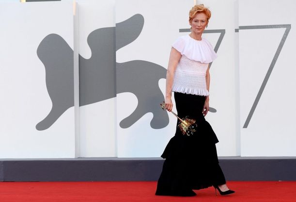 Venezia 77, Tilda Swinton, è subito spettacolo: si presenta con una mascherina molto speciale