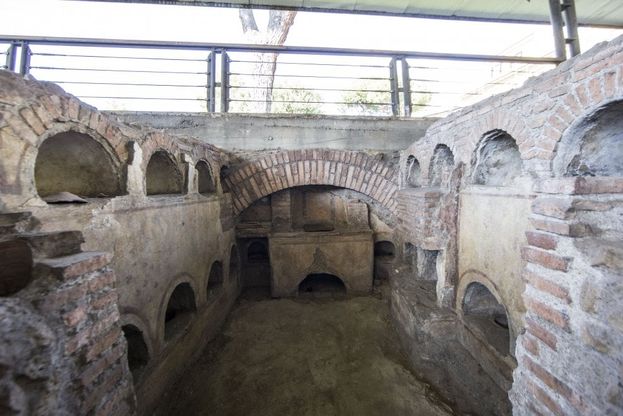 Roma, Sepolcreto di via Ostiense: gli archeologi al lavoro tra tombe, ossa e affreschi