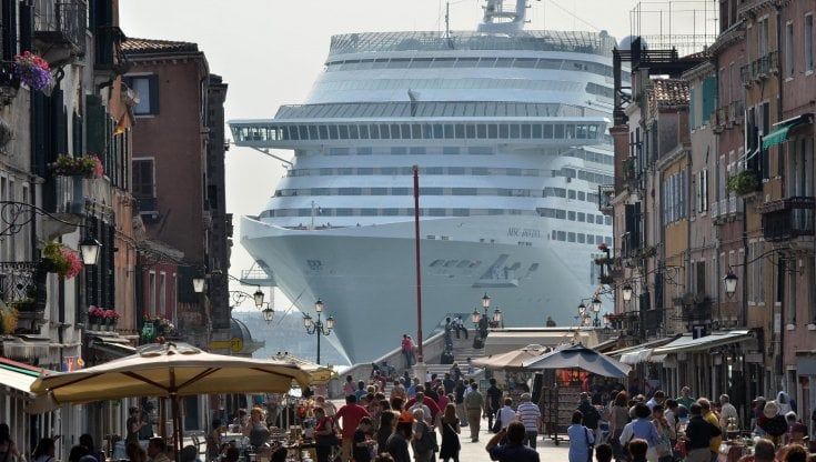 Venezia, le grandi navi via da piazza San Marco. Il decreto c'è ma ci vorrà tempo