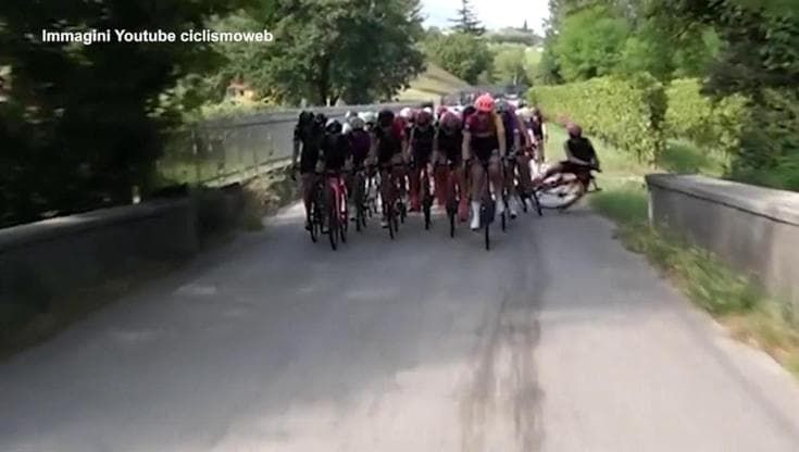 Treviso, la caduta della ciclista Alice Toniolli al circuito dell'Assunta