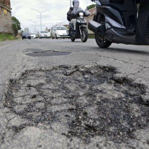 Buche su via Salaria a Roma, ancora auto danneggiate 