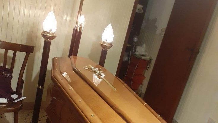 Costretta a custodire in casa il feretro della madre, il Comune apre un'inchiesta