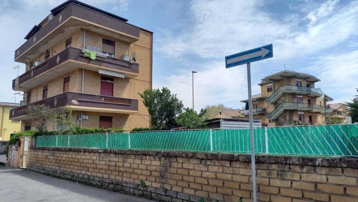 Fiumicino, tenta di rapire bambino mentre gioca nel giardino di casa: caccia a un cinquantenne