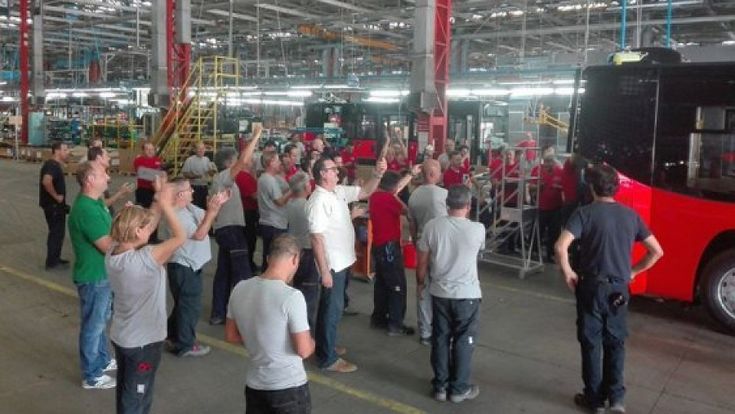 Il polo dei bus fermo al capolinea aspetta il salvatore