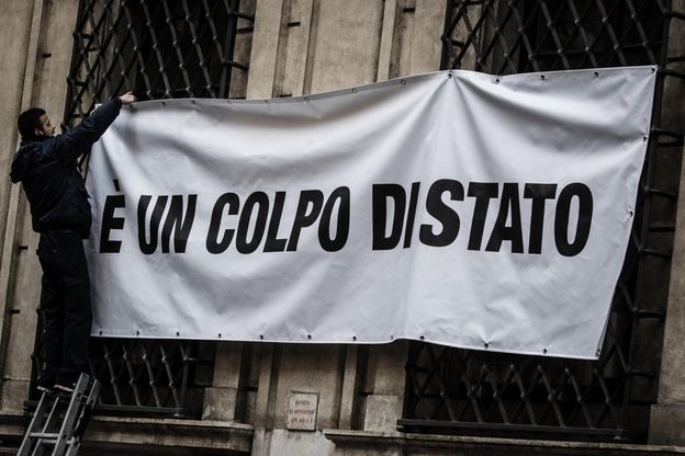 Lo striscione sequestrato dalla polizia: &egrave; polemica