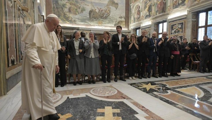 “Segretario uscente”, parole da sfigati.  Ecco i Ne-Né imbucati dietro il Papa 