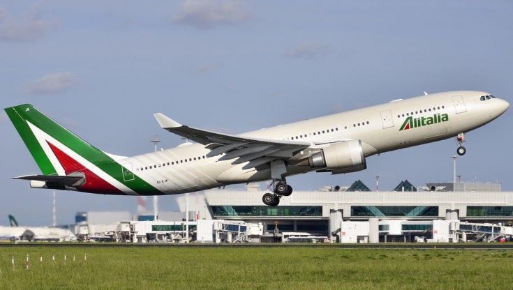 Nuova Alitalia, primo vertice coi sindacati. "Ok al rilancio: nuova flotta e più cargo"