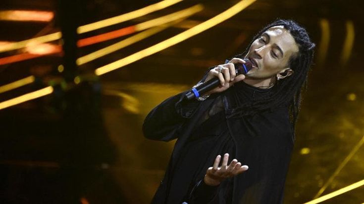 Ghali, dalla canzone in arabo a “L’italiano” di Cutugno: sul palco dell’Ariston l’Italia multietnica
