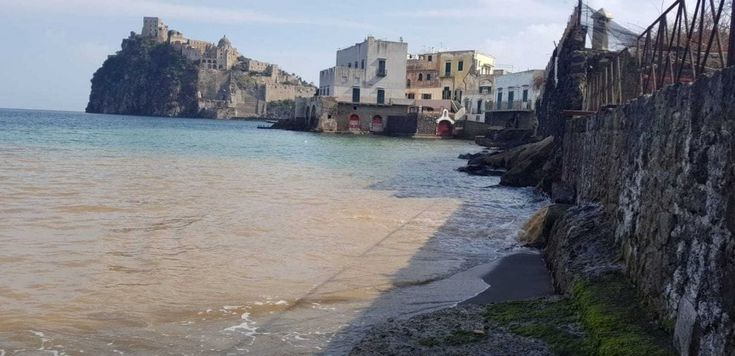  Ischia, il mare diventa marrone: "Cantiere non rispetta norme ambientali"