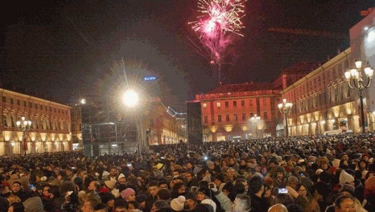 A Torino il Comune vieta il brindisi in piazza per Capodanno: "Troppo pericoloso portare bottiglie di vetro"