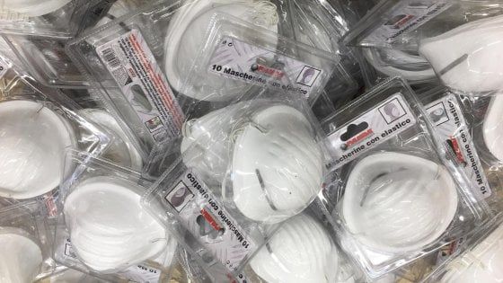 Coronavirus, il sindaco di Napoli: "5.000 mascherine in più a settimana"