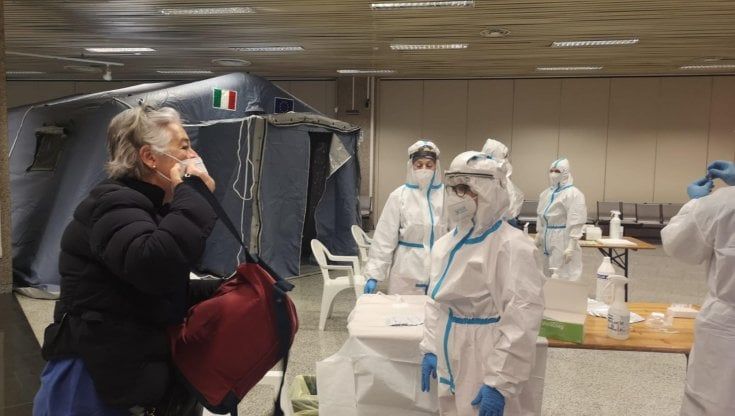Sardegna, tutti in fila per il tampone poi il via libera: così si entra nell'unica Regione bianca d'Italia