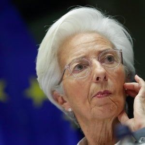 La Bce ai governi: "Intensificare gli sforzi per sostenere la crescita"