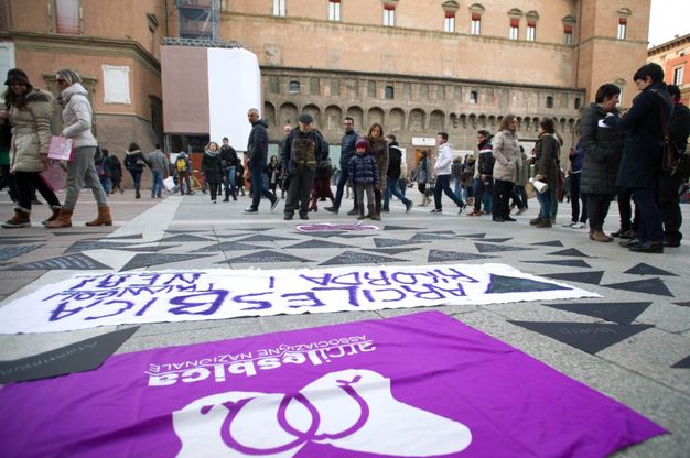 Giornata della memoria, flash mob di Arcilesbica<br />un tappeto di triangoli neri per non dimenticare<br />&nbsp;