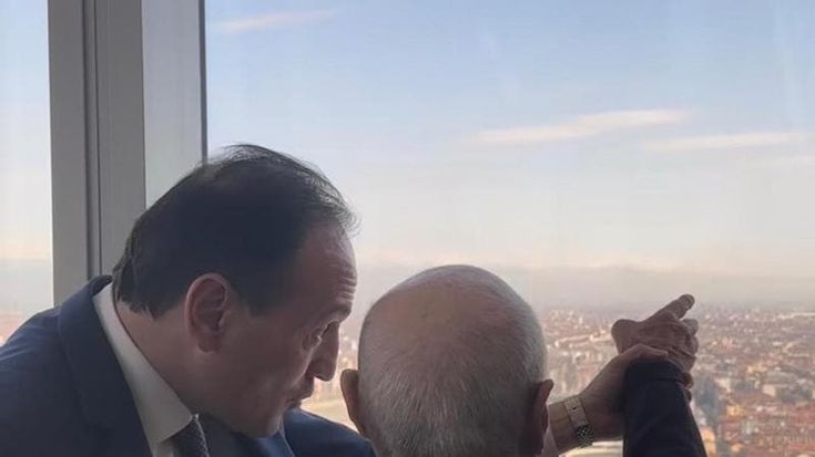 Operato da un oculista toscano recupera la vista e sale su un tetto per ammirare la città: “E’ come se fossi rinato”