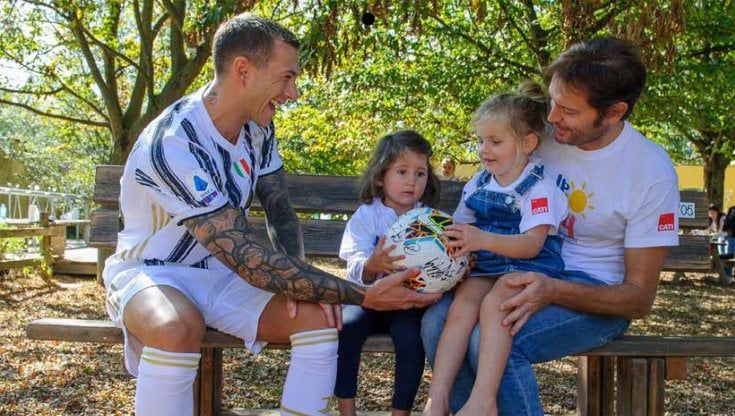Un aiuto per Olly, la bimba di quattro anni con la malattia rara che le impedisce di giocare 
