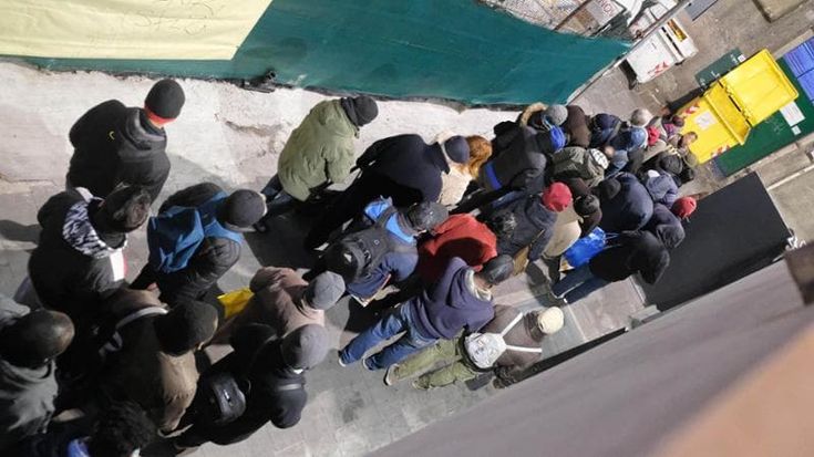 Gli orfani del reddito di cittadinanza, 100 in più in coda alla mensa dei poveri