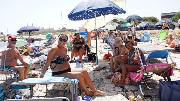 L’uncinetto, i libri e le pelose. La casa si sposta sugli scogli: “San Giorgio è la nostra isola”