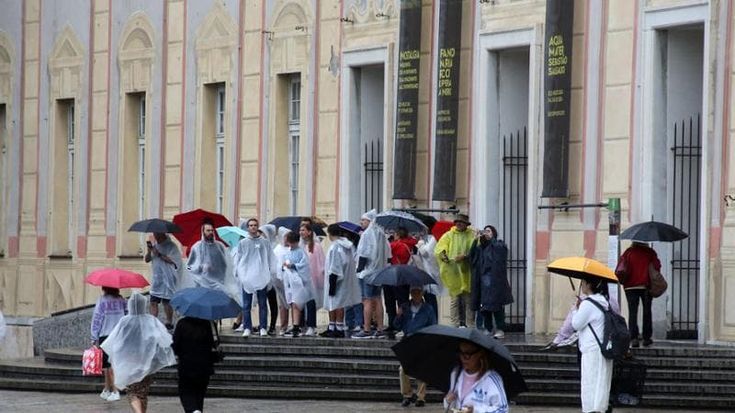 Previsioni meteo, ciclone sull’Italia: ancora maltempo al Centro-Nord, ma da metà settimana torna il caldo