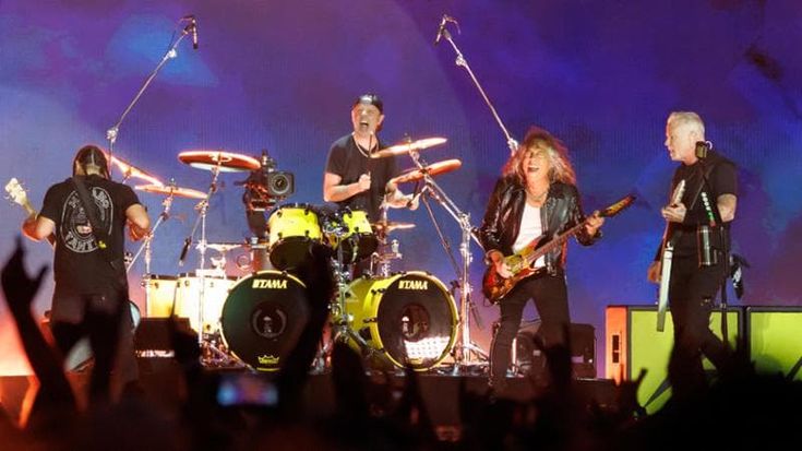 Metallica, scalano la torre audio durante lo show: due fan banditi a vita
