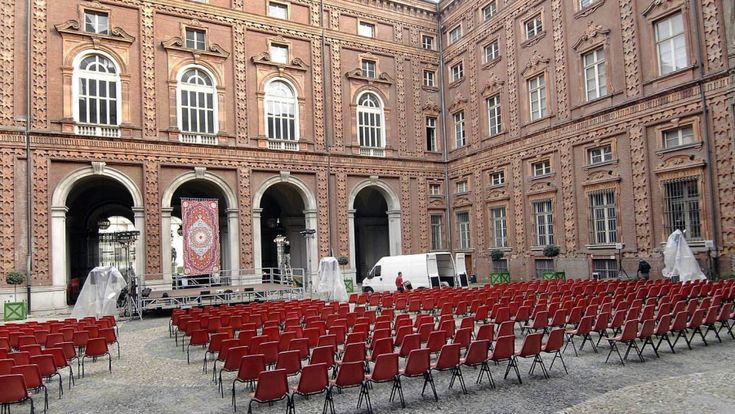 Affonda l’industria dei convegni. Fatturato giù fino al 90 per cento