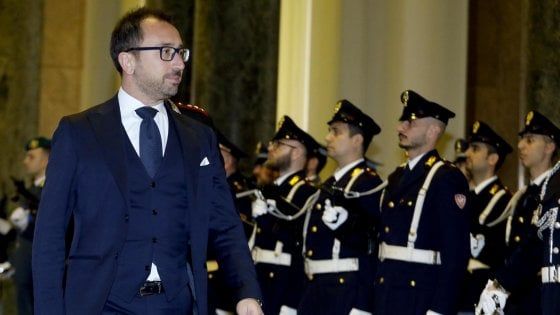 Prescrizione, Bonafede a Renzi: "C'è chi minaccia, io lavoro. Nessuna trattativa, a breve in cdm riforma del processo penale"