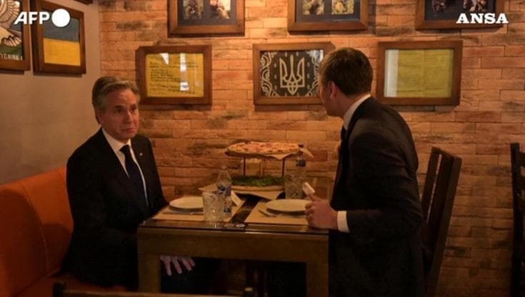 Blinken a Kiev, per pranzo una pizza della catena fondata dai veterani ucraini della guerra del Donbass