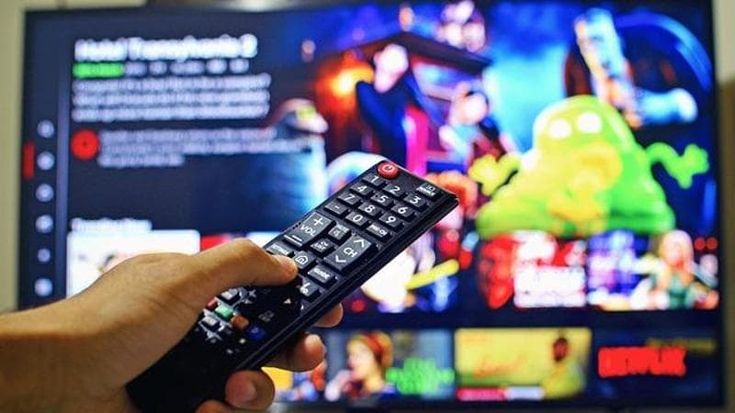 Smart tv superano i vecchi modelli: “E gli schermi sono sempre più grandi e 4K”. Ma in 700 mila senza un televisore