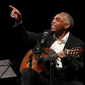 Gilberto Gil, la voce e la chitarra. Omaggio alle canzoni della leggenda