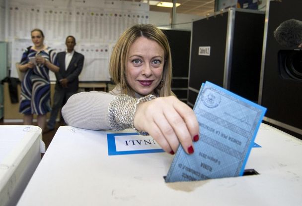 Candidati al voto, foto e autografi per la Meloni