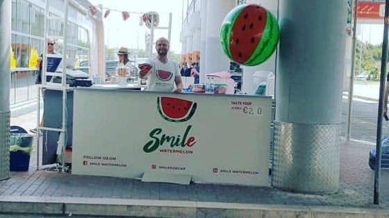 Bari, in aeroporto l'anguria diventa street food: il chiosco di Bartolomeo conquista i turisti
