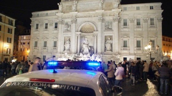 Roma, si rifiuta di indossare la mascherina e aggredisce i vigili: arrestato a Fontana di Trevi
