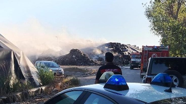 Incendio a Taverna del Re, il procuratore: “Rogo grave, il sito è presidiato”