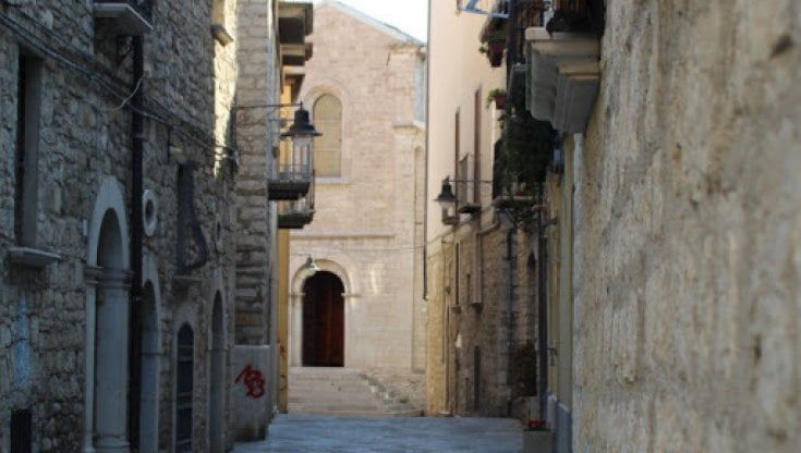 Potenza, coppia si lascia andare alla passione sul sagrato della chiesa